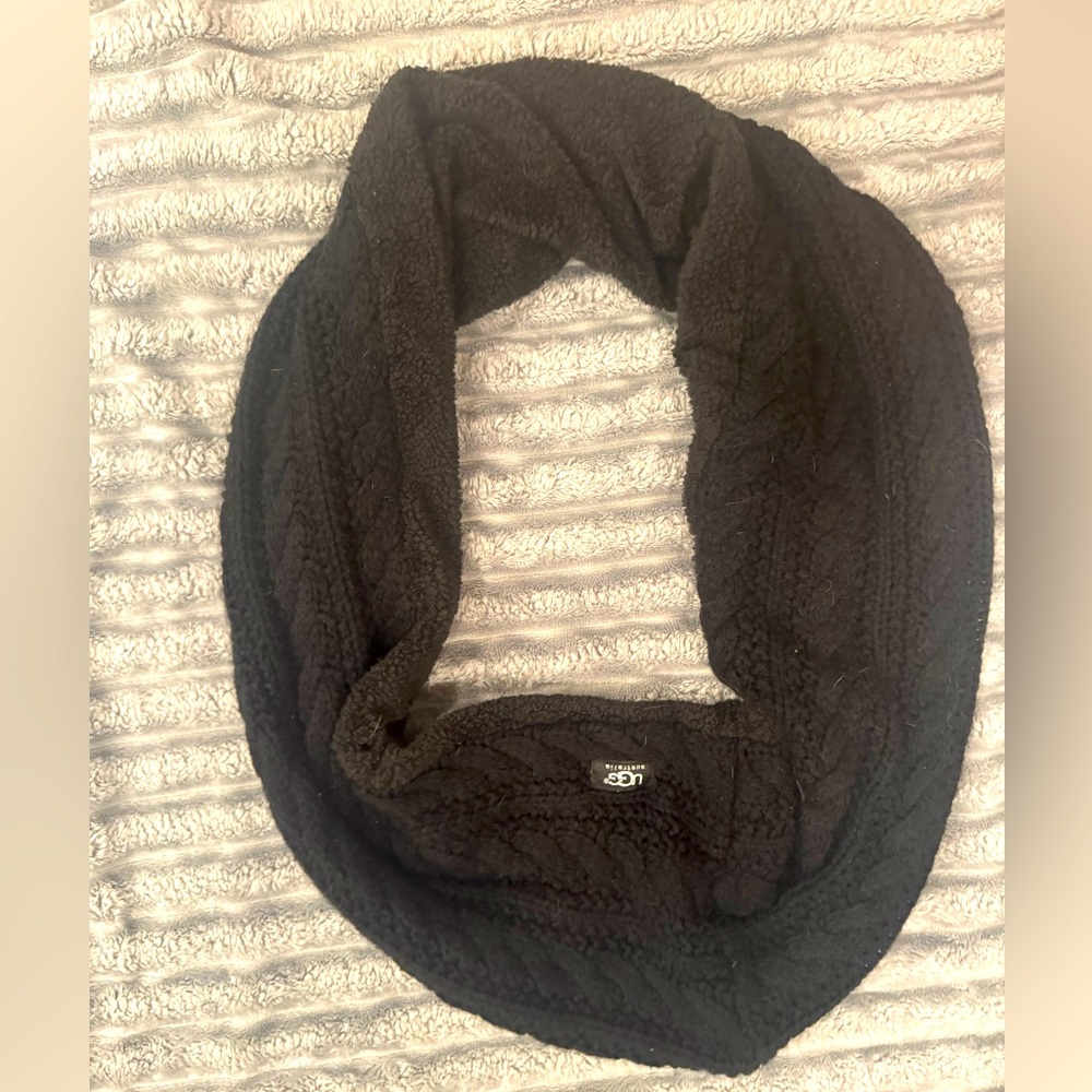 UGG Women’s Scarf Black NEW W/O TAGS